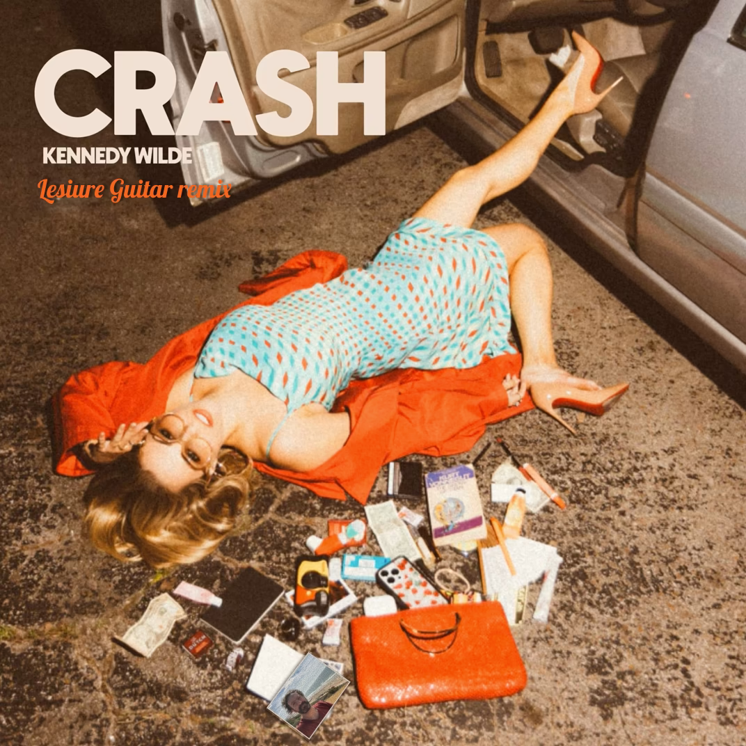 Lemezborító kép. Az énekesnő fekszik egy autó mellett, körülötte a táskája szétszóródott tartalma.