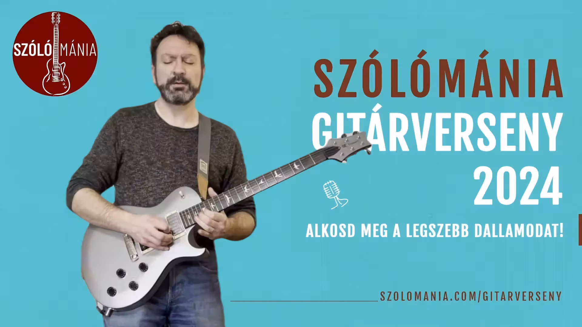 Hajas Tamás (Leisure Guitar), gitárral a Szólómánia Gitárverseny plakátja előtt.