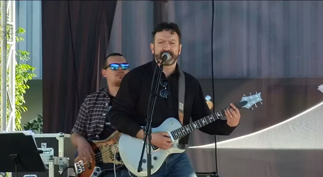 Hajas Tamás egy PRS SE gitáron játszik